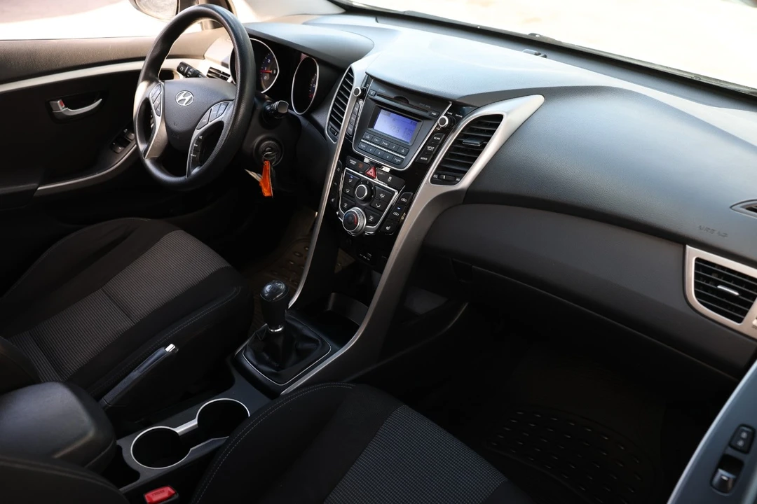 2016 Hyundai Elantra - Image 16 of 21