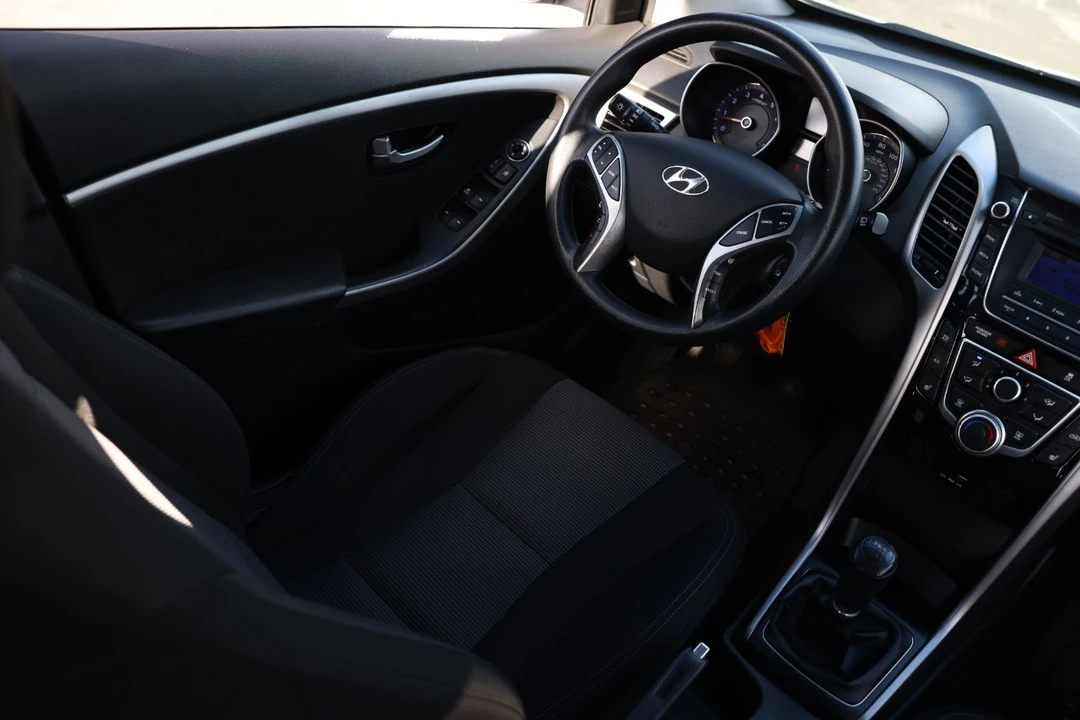 2016 Hyundai Elantra - Image 20 of 21