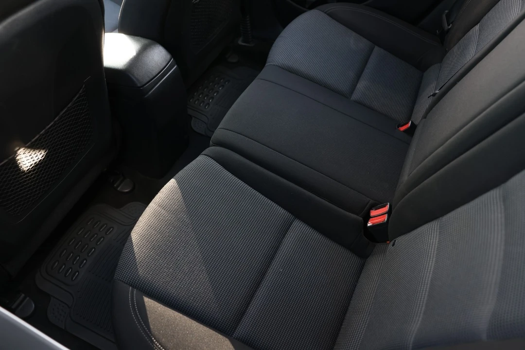 2016 Hyundai Elantra - Image 10 of 21