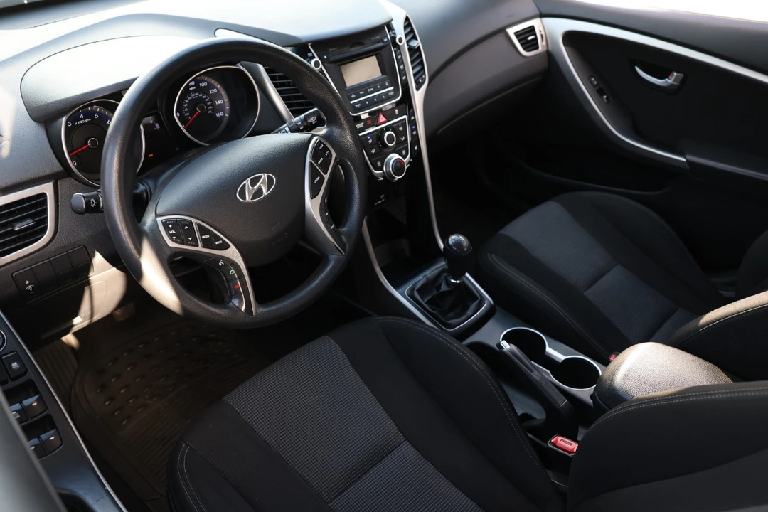 2016 Hyundai Elantra - Image 4 of 12