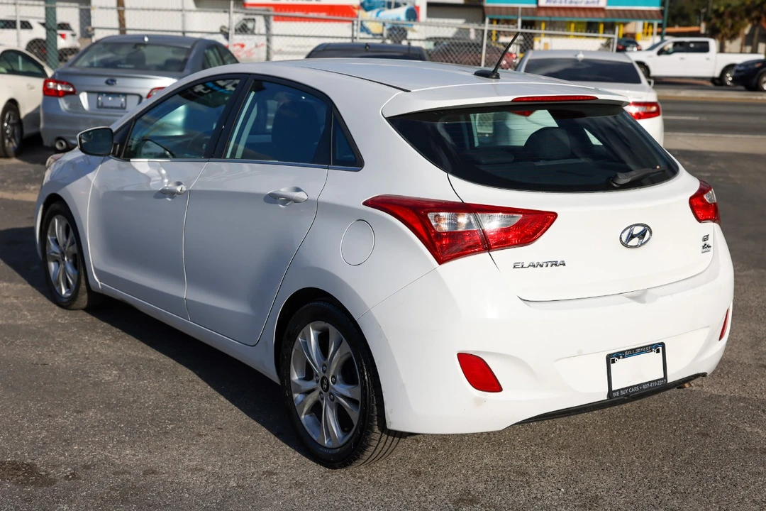 2016 Hyundai Elantra - Image 5 of 12