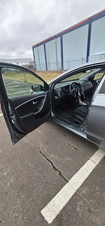 2016 Hyundai Elantra - Image 9 of 16
