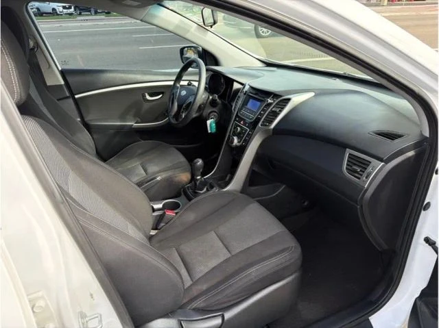 2016 Hyundai Elantra - Image 5 of 9