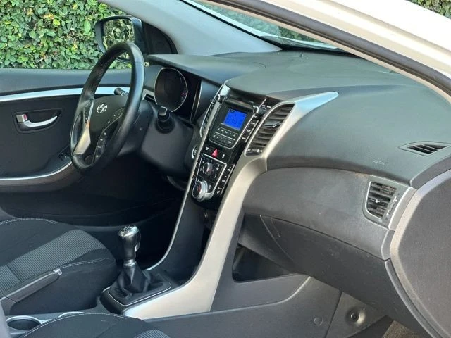 2016 Hyundai Elantra - Image 23 of 31