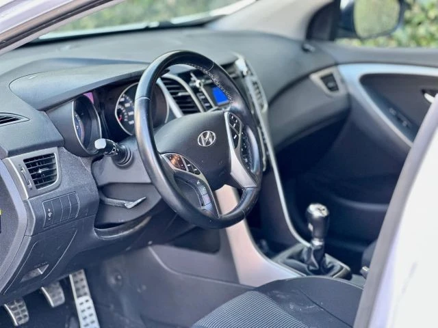 2016 Hyundai Elantra - Image 17 of 31