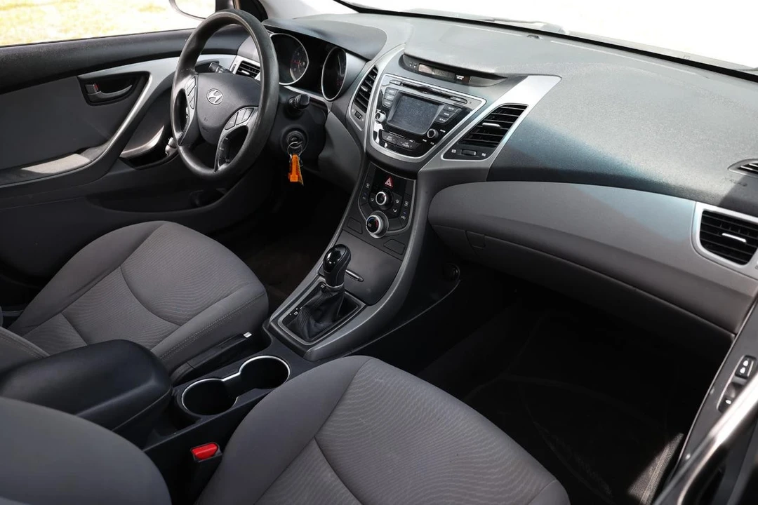 2016 Hyundai Elantra - Image 19 of 31