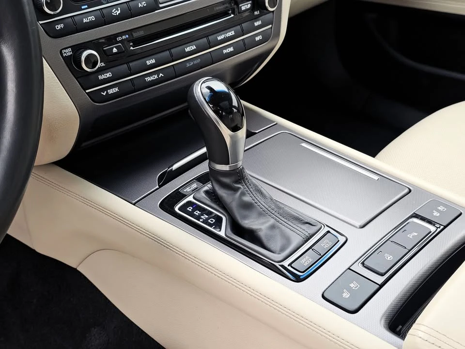 2016 Hyundai Genesis - Image 17 of 19