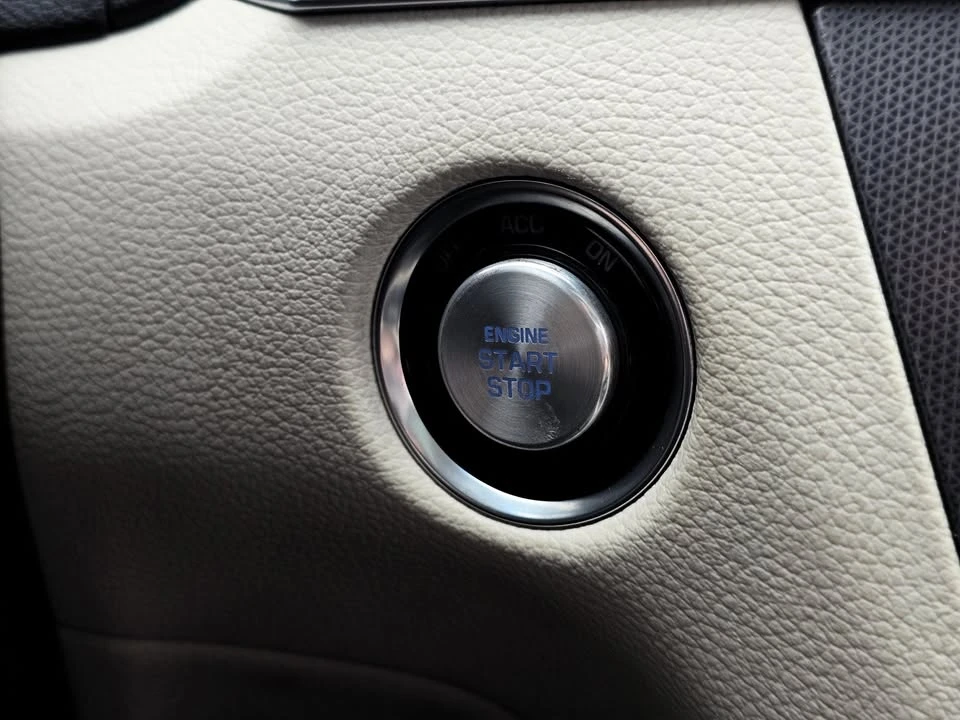 2016 Hyundai Genesis - Image 18 of 19