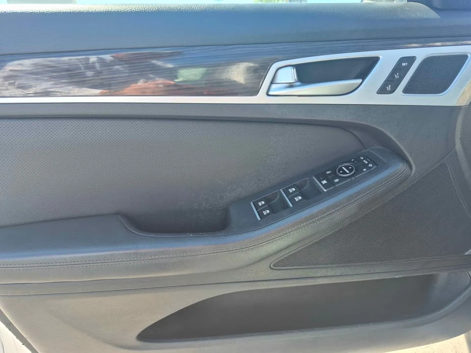 2016 Hyundai Genesis - Image 9 of 17