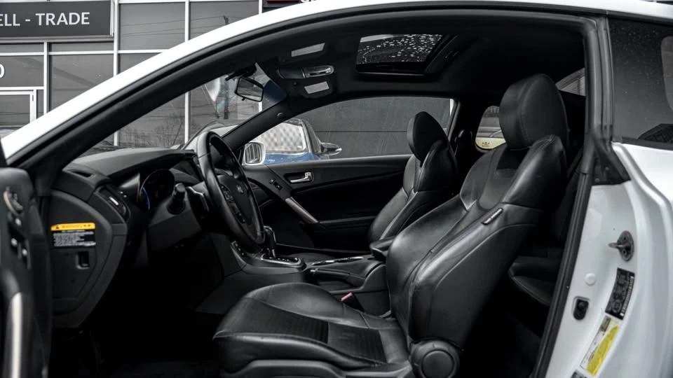2016 Hyundai Genesis - Image 9 of 15