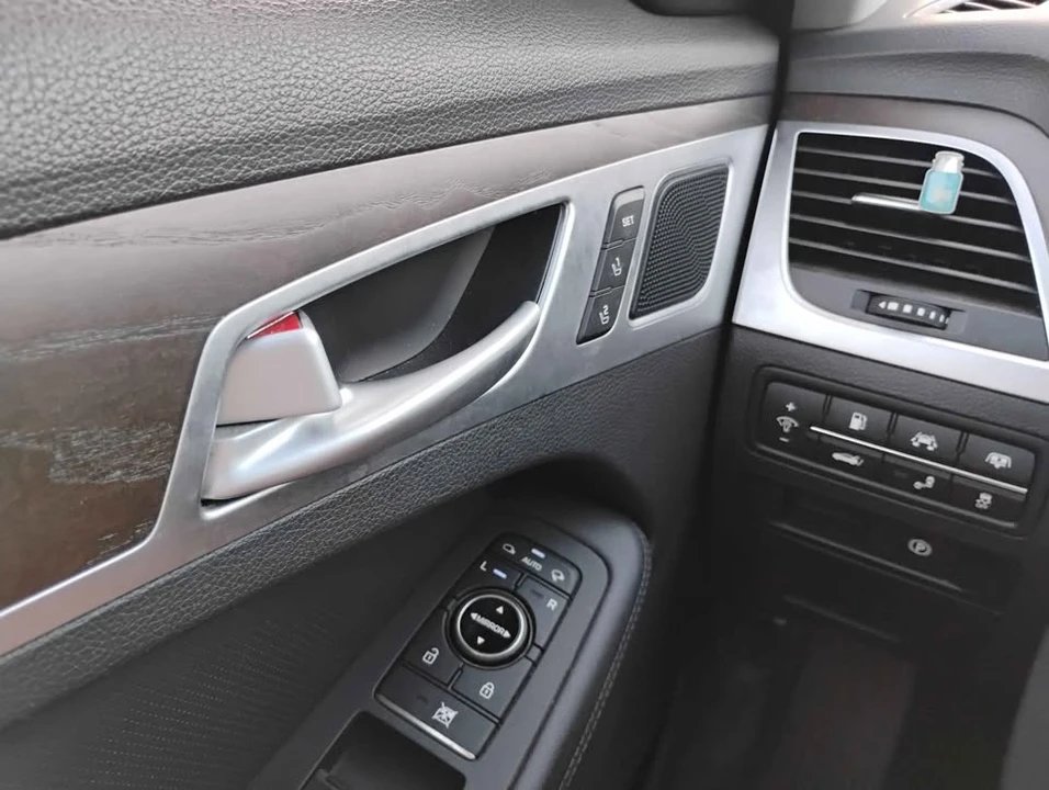 2016 Hyundai Genesis - Image 17 of 17