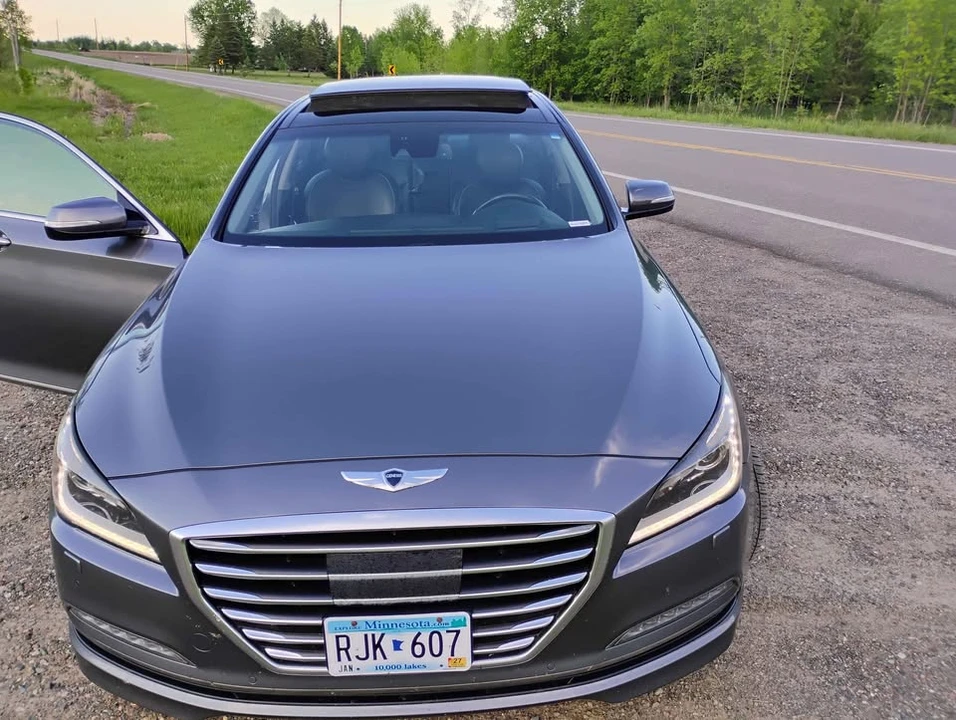 2016 Hyundai Genesis - Image 11 of 17