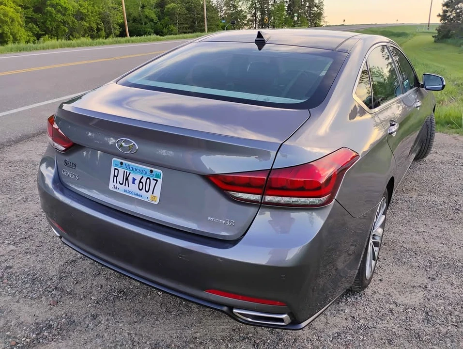 2016 Hyundai Genesis - Image 4 of 17