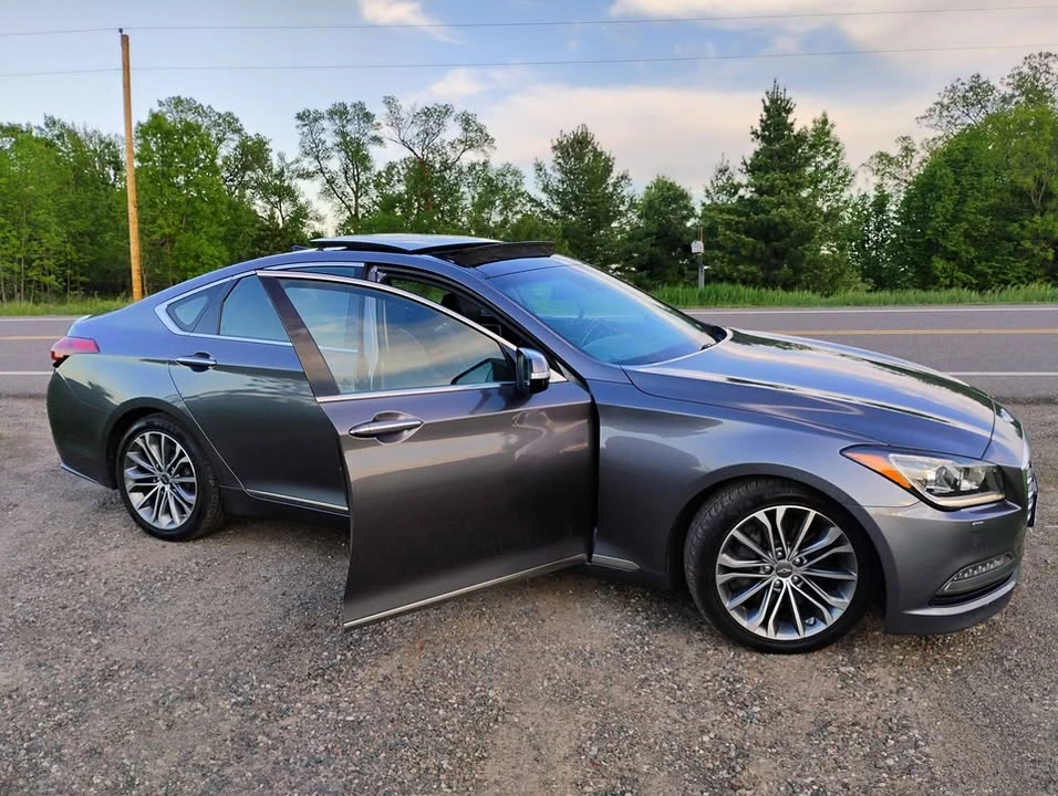 2016 Hyundai Genesis - Image 9 of 17