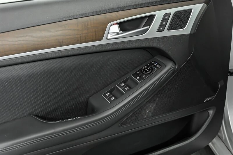 2016 Hyundai Genesis - Image 13 of 31