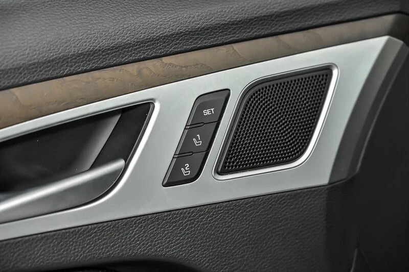 2016 Hyundai Genesis - Image 14 of 31