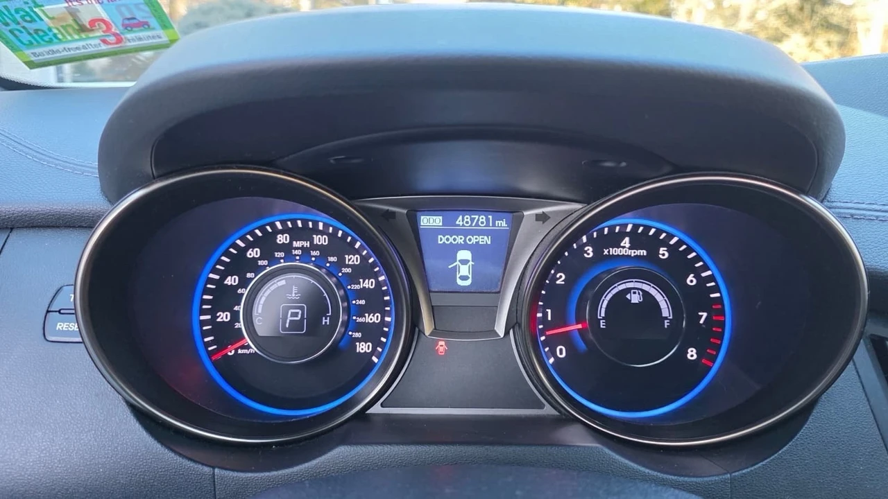 2016 Hyundai Genesis - Image 13 of 18