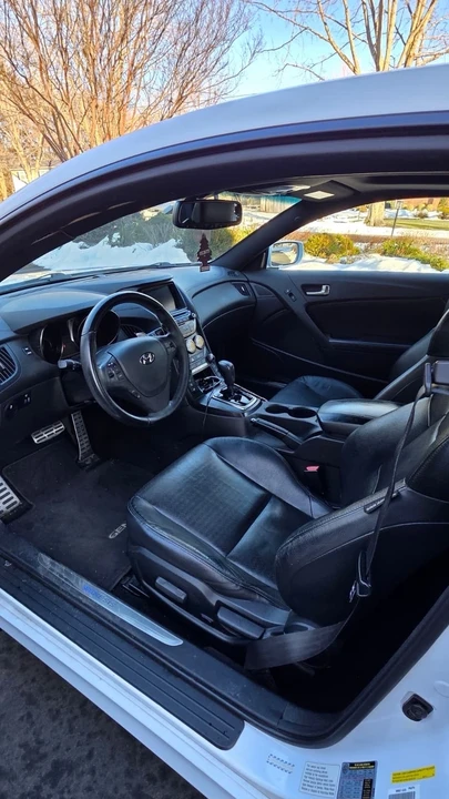 2016 Hyundai Genesis - Image 12 of 18