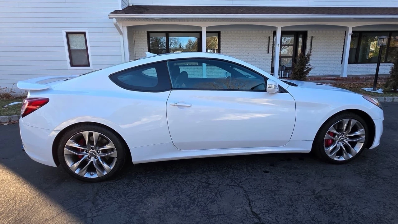 2016 Hyundai Genesis - Image 5 of 18