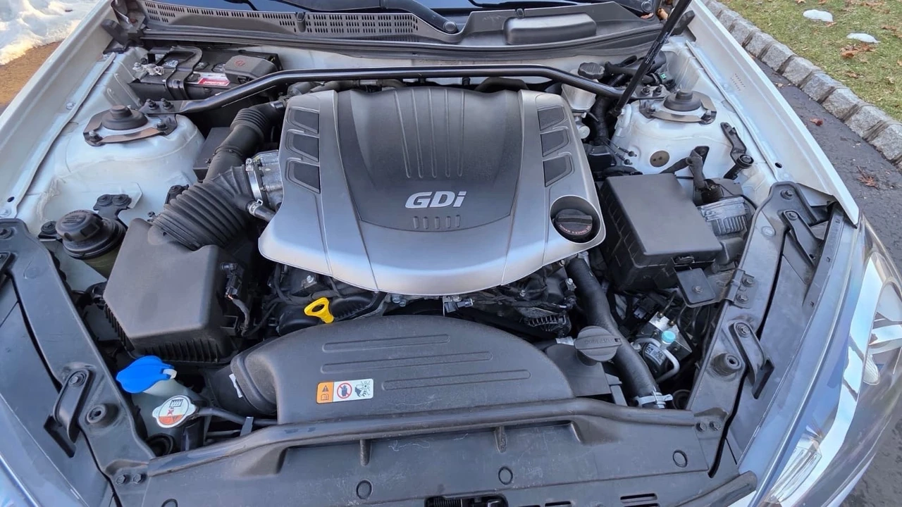 2016 Hyundai Genesis - Image 17 of 18