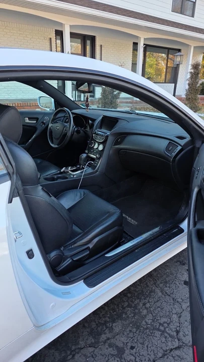 2016 Hyundai Genesis - Image 16 of 18