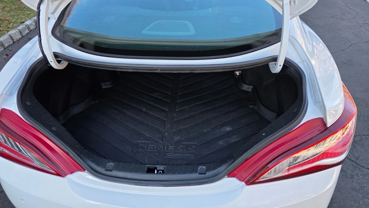 2016 Hyundai Genesis - Image 18 of 18