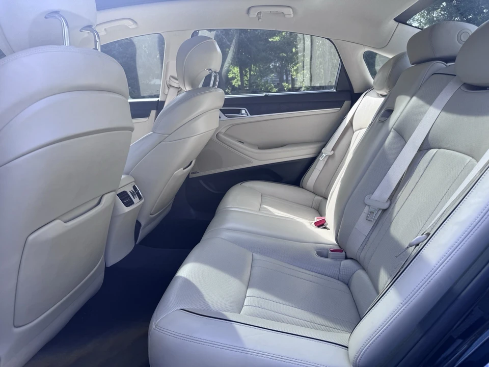 2016 Hyundai Genesis - Image 10 of 17