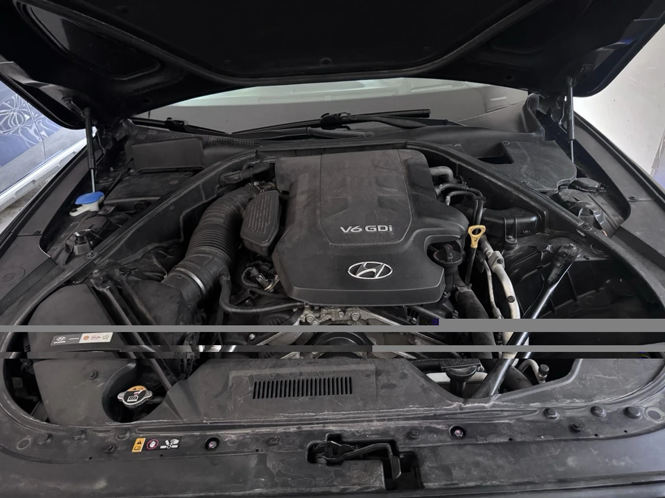 2016 Hyundai Genesis - Image 16 of 17