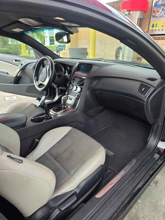 2016 Hyundai Genesis - Image 9 of 10