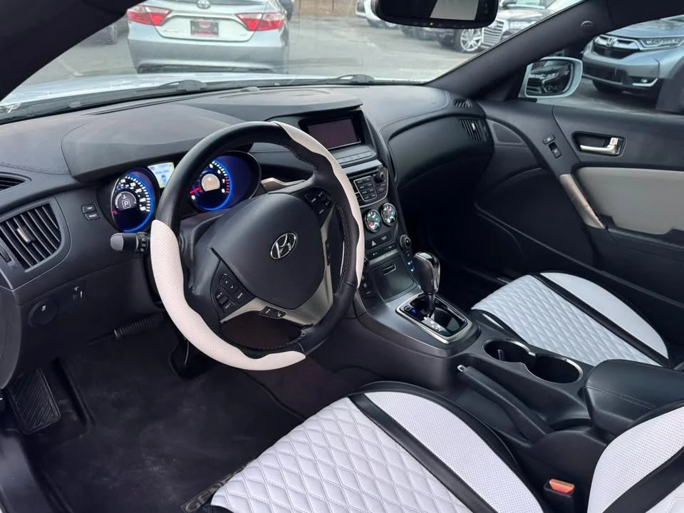 2016 Hyundai Genesis Coupe - Image 12 of 17