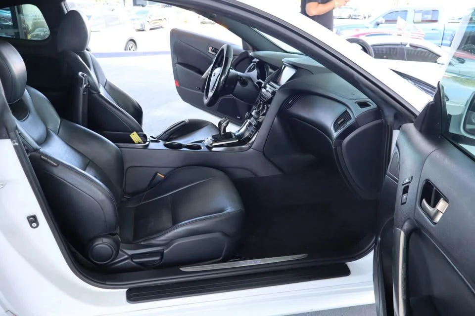 2016 Hyundai Genesis Coupe - Image 10 of 13