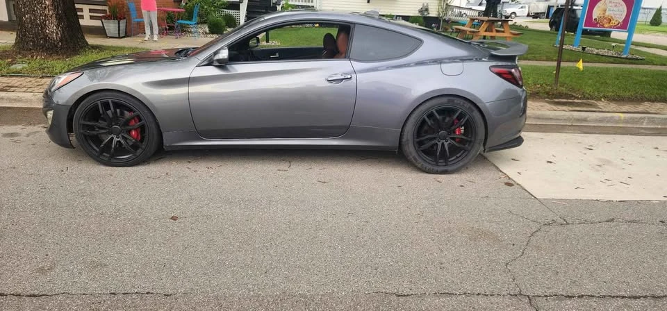 2016 Hyundai Genesis Coupe - Image 2 of 11