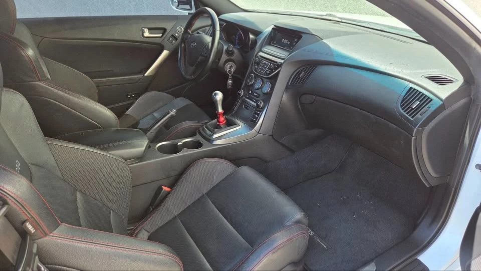2016 Hyundai Genesis Coupe - Image 9 of 17