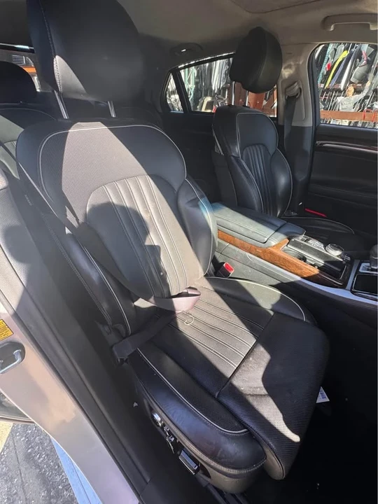 2016 Parts & Memorabilia Seats & Interior - Image 2 of 3