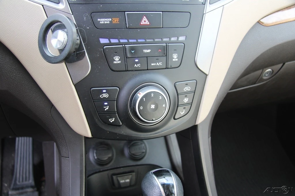 2016 Hyundai Santa Fe - Image 18 of 21