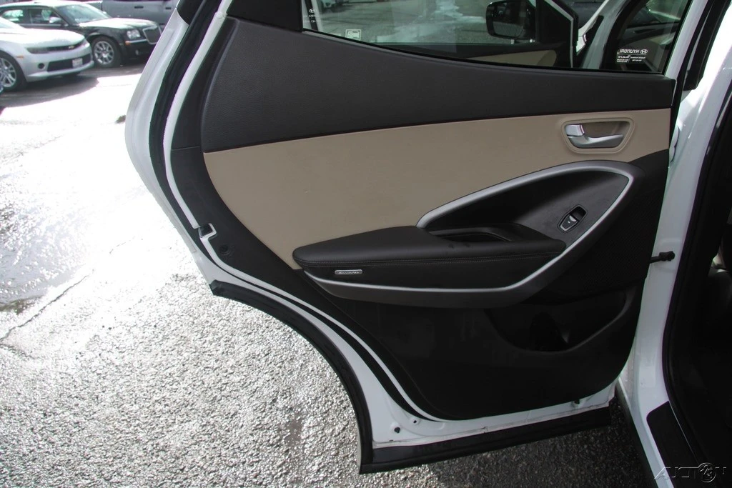 2016 Hyundai Santa Fe - Image 19 of 21