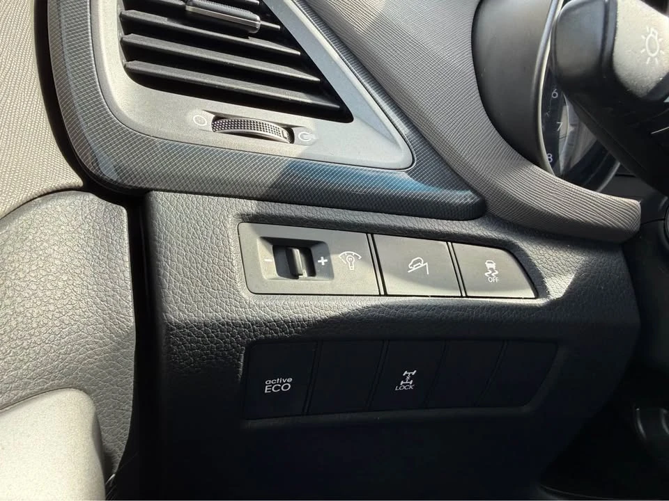 2016 Hyundai Santa Fe - Image 5 of 18