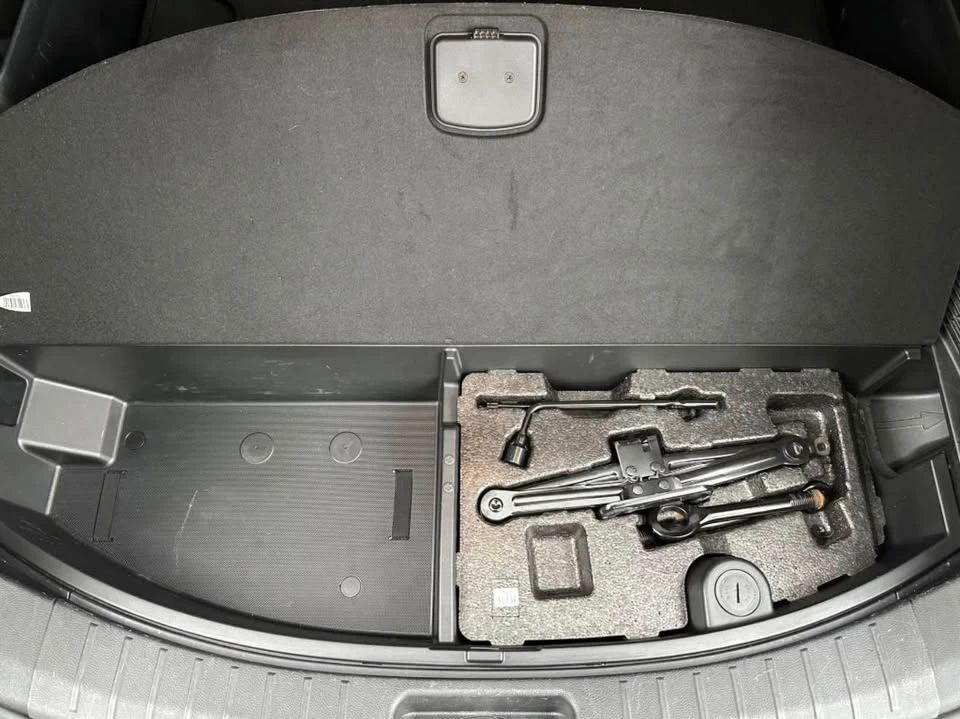 2016 Hyundai Santa Fe - Image 9 of 18