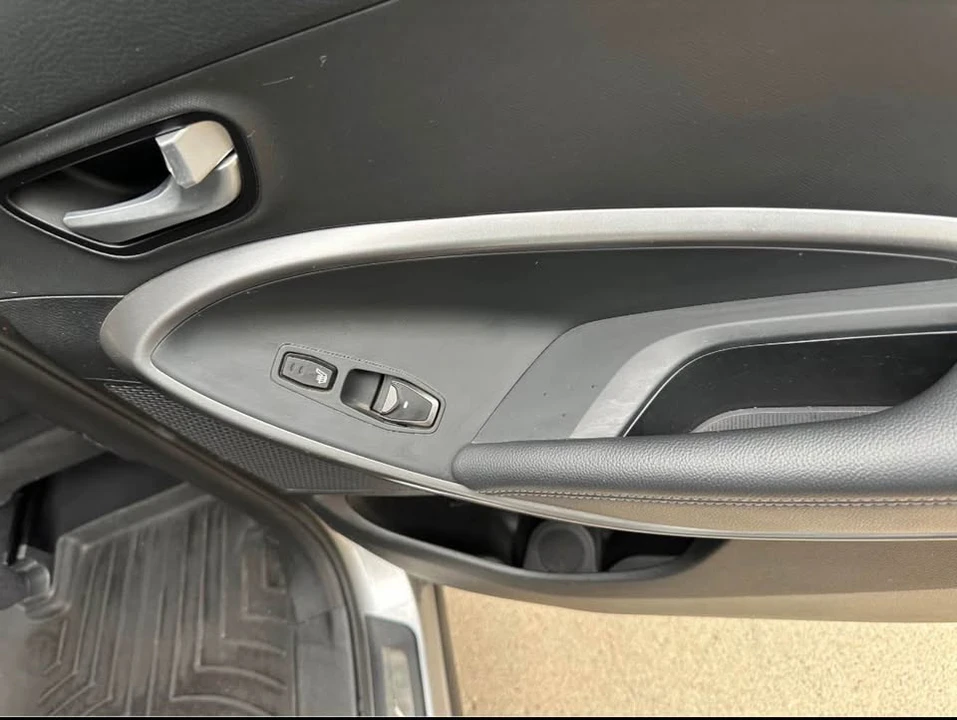2016 Hyundai Santa Fe - Image 14 of 18