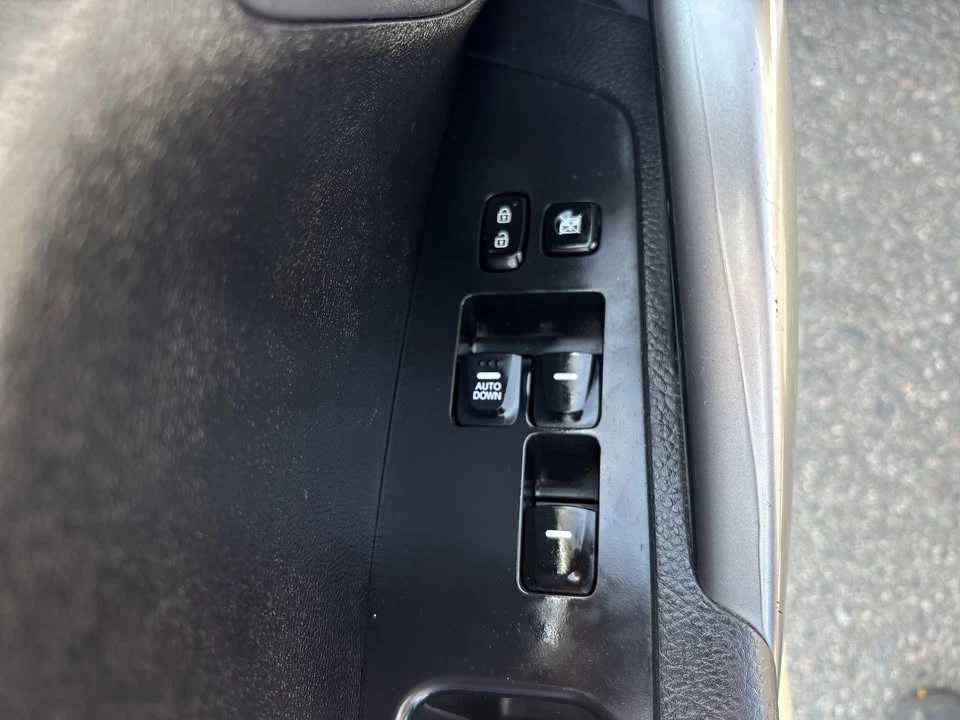 2016 Hyundai Veloster - Image 10 of 20