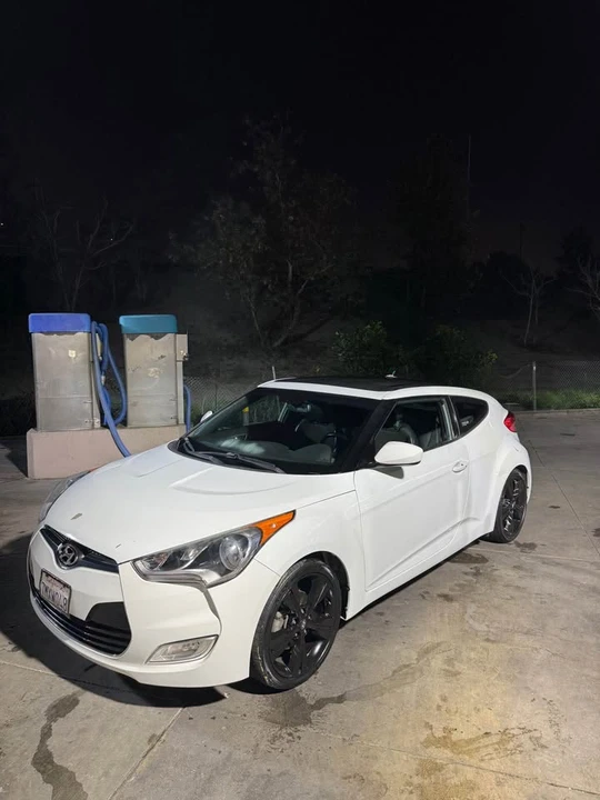 2016 Hyundai Veloster - Image 2 of 5