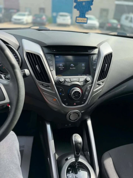 2016 Hyundai Veloster - Image 11 of 12
