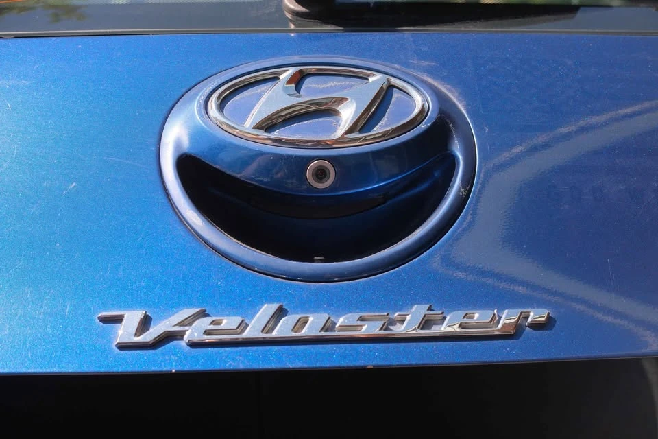 2016 Hyundai Veloster - Image 7 of 17