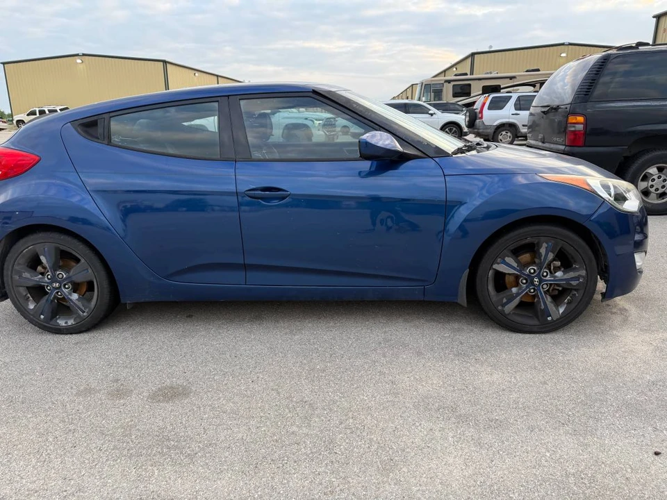 2016 Hyundai Veloster - Image 8 of 9