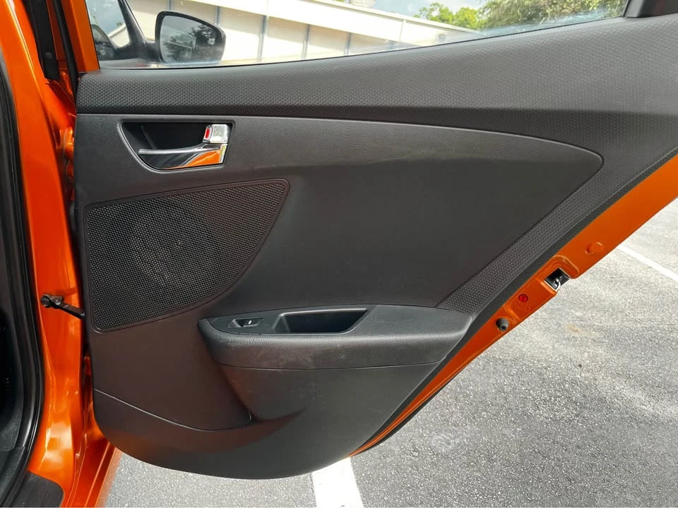 2016 Hyundai Veloster - Image 16 of 18