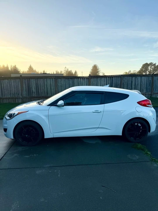 2016 Hyundai Veloster - Image 2 of 8