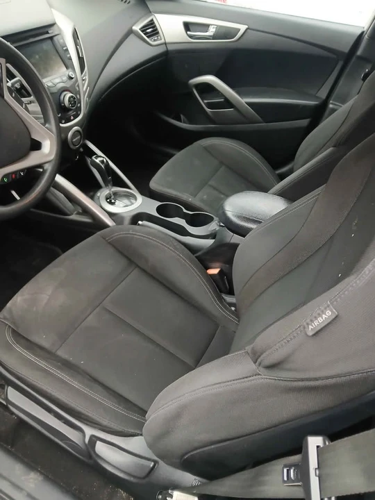 2016 Hyundai Veloster - Image 8 of 9