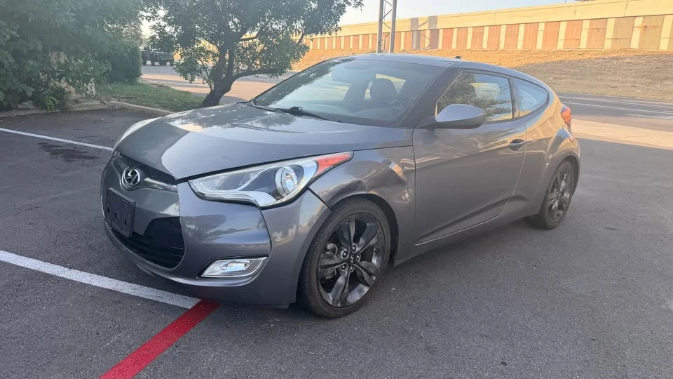 2016 Hyundai Veloster - Image 2 of 20