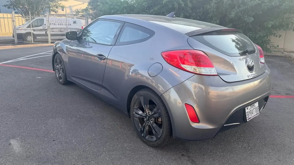 2016 Hyundai Veloster - Image 10 of 20