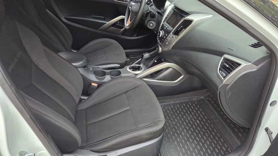 2016 Hyundai Veloster - Image 9 of 18
